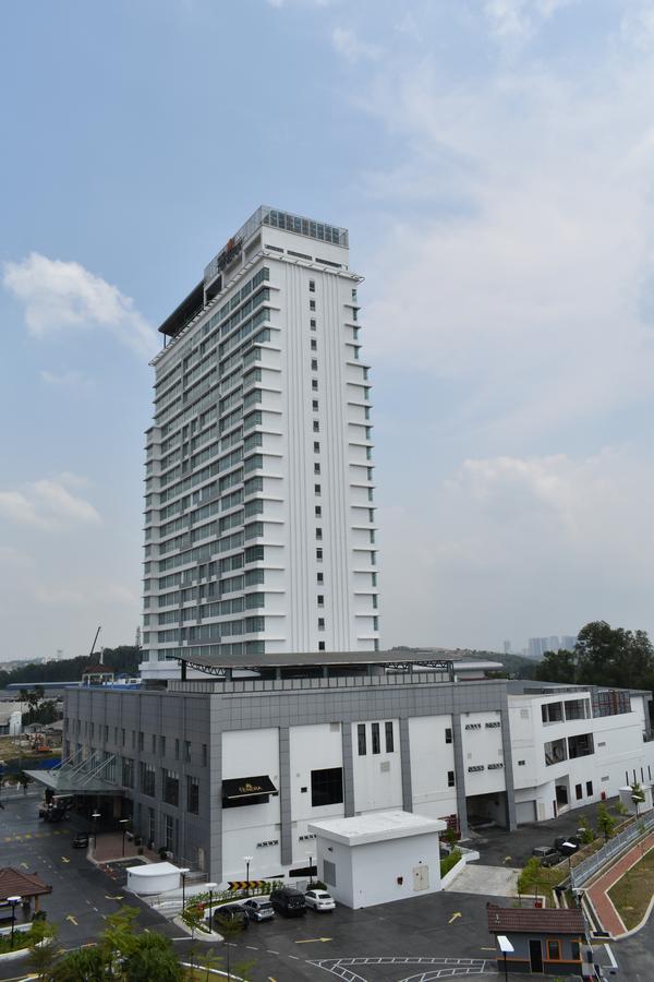 Tenera Hotel Банги Екстериор снимка The 10-storey tower of the hospital